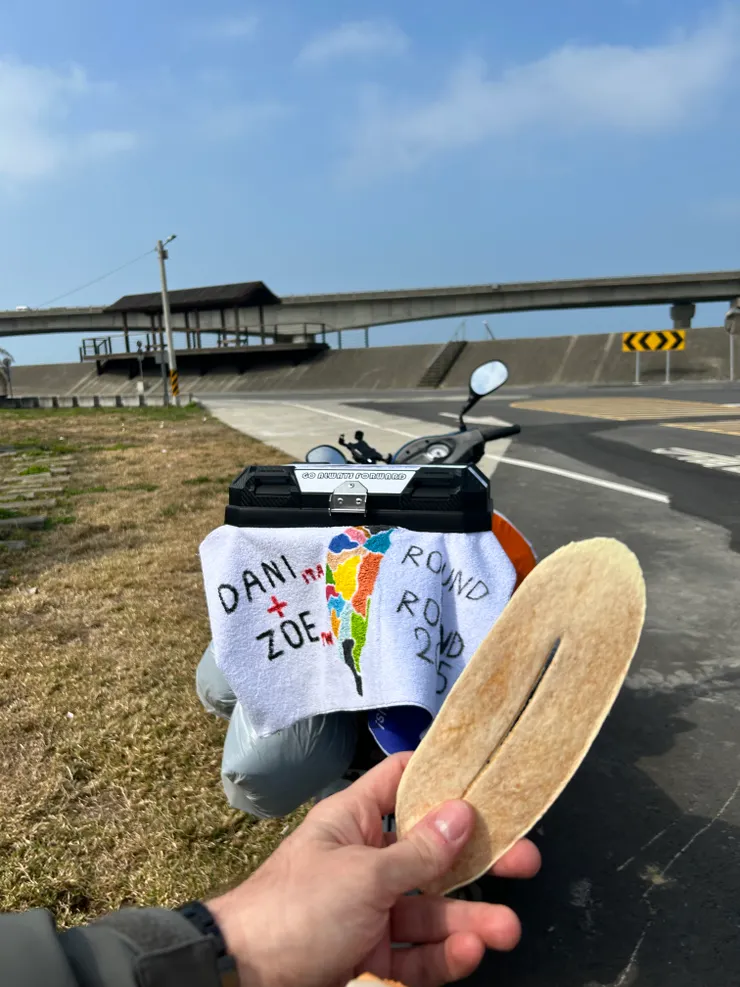 苗栗通霄鎮-小秘境，我們的第一個休息點，其實就是河堤旁的一處小空地，有著一座涼亭，涼亭旁有花有草，夏天時還會有蝴蝶翩翩起舞，某次經過這裡，覺得很清幽，有經過這時，便會停下歇息。