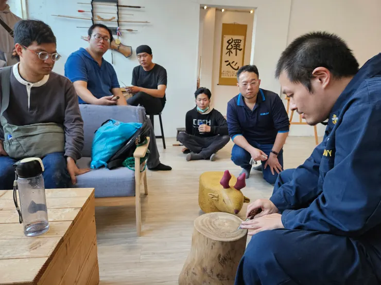 和大家開心分享著磨刀與做刀心得　Photh via：繹心山房