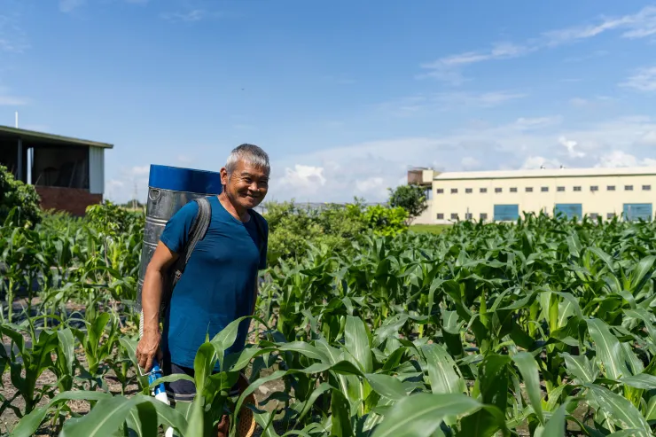 農夫大哥開心的與他的玉米田合照