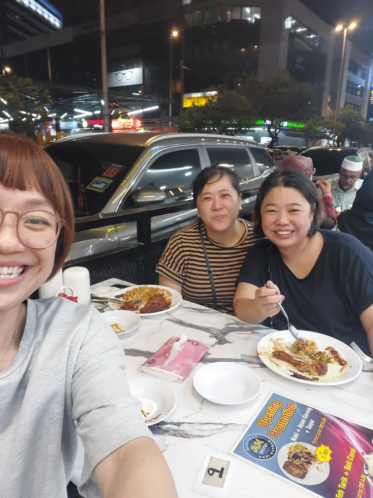 吃著RM8.50一套的雞飯