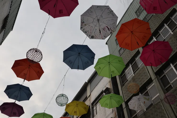 白色雨傘有著小朋友的塗鴉