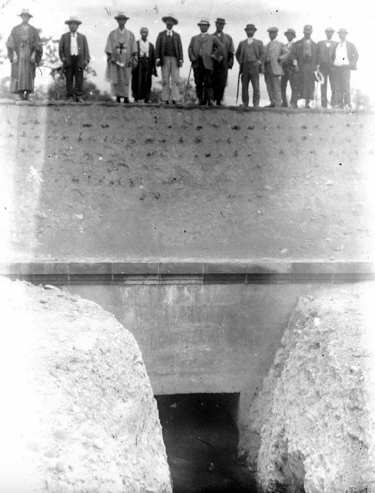 時任岩見澤町農會會長的直四郎拍攝的灌溉水道，乾板背面則寫有「志文灌漑溝　通水式」字樣。