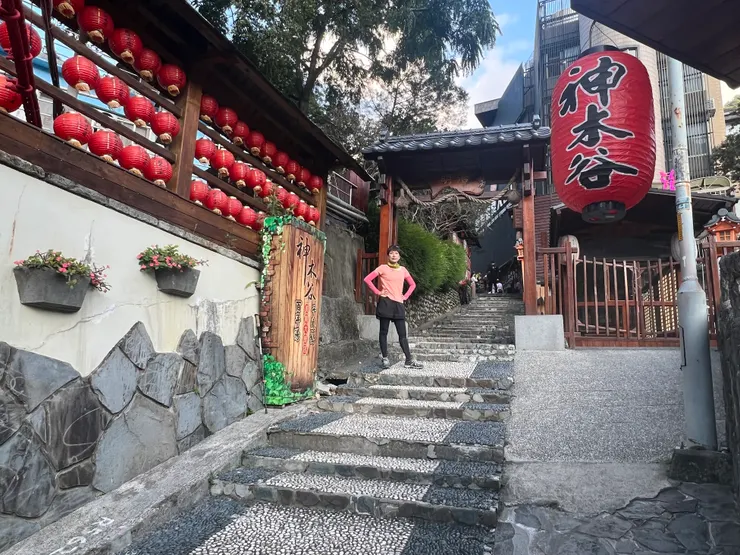 向晚的溫泉街遊客漸漸靠攏中