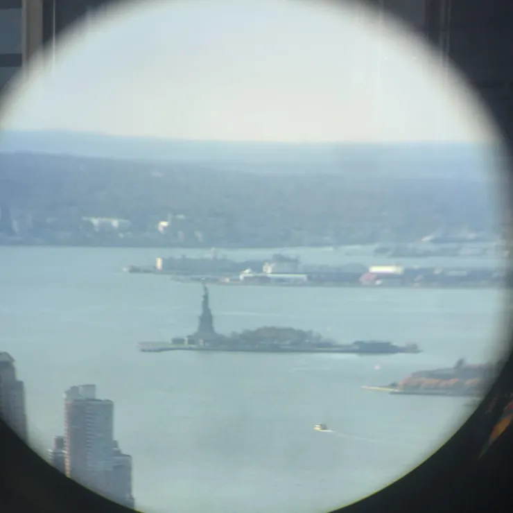 從望遠鏡看到的自由女神像