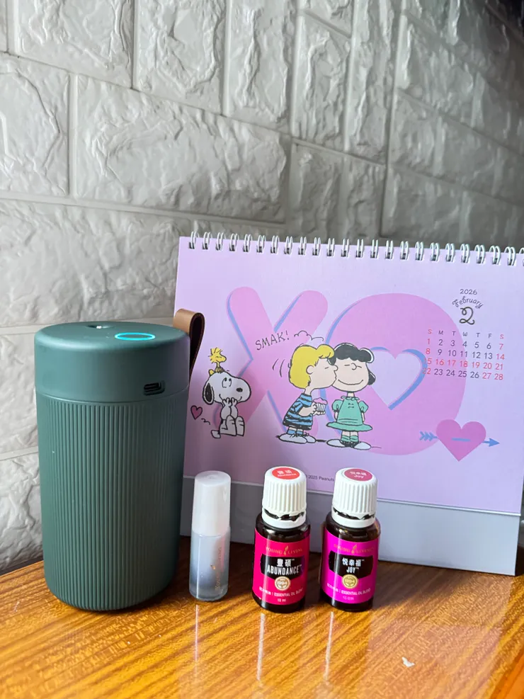 我一直很喜歡白色瓶裡的北極光黑雲杉是個能量強大的精油