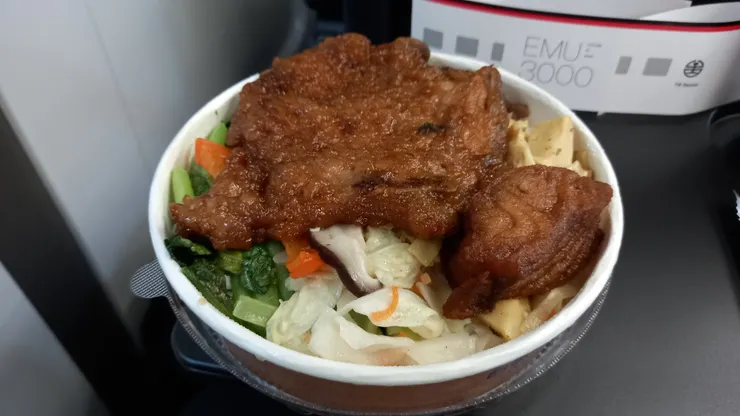 騰雲便當有雙主菜相當美味!分別有排骨和魚肉!