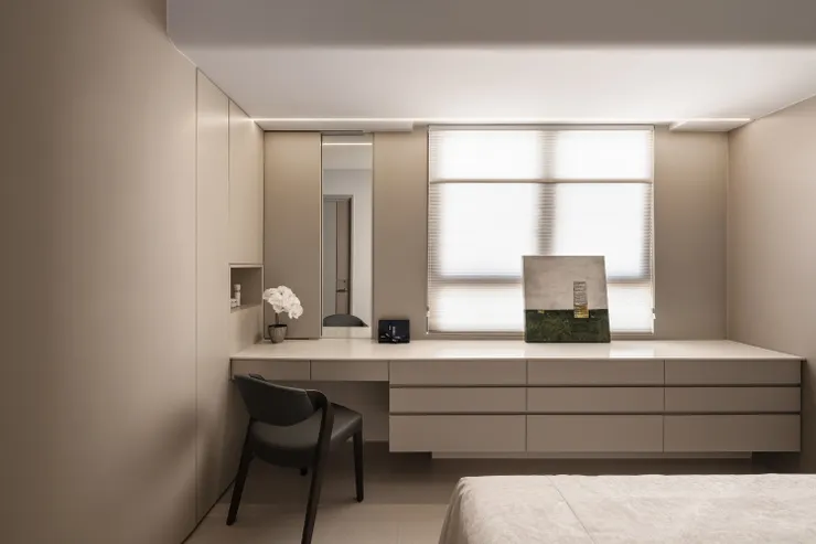 (作品呈現：皇苑御之苑 - 現代風‧灰色主調‧乾淨開闊的 3 房都會宅｜高雄藝瓦室內設計)