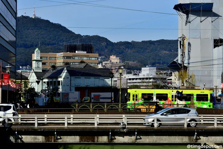 跨越荷蘭橋的電車與遠方的舊出島神學校同框