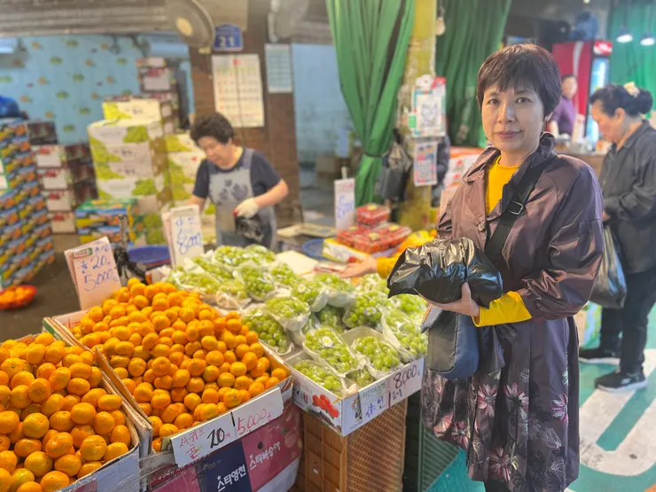 買了一串麝香葡萄，韓國傳統市場都用黑色塑膠袋。