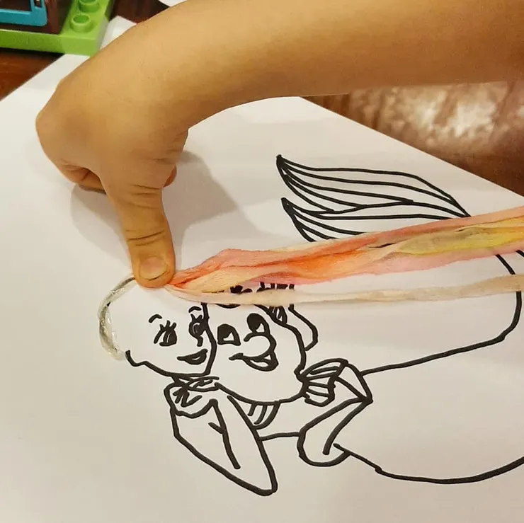 用雙面膠把頭髮一根根黏上 若覺得髮量不夠可以再黏一層頭髮