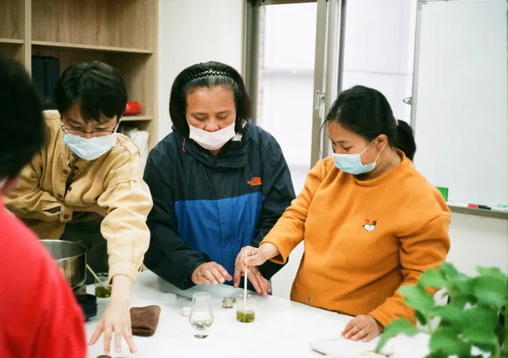 2人一組先取左手香萃取油到小燒杯中