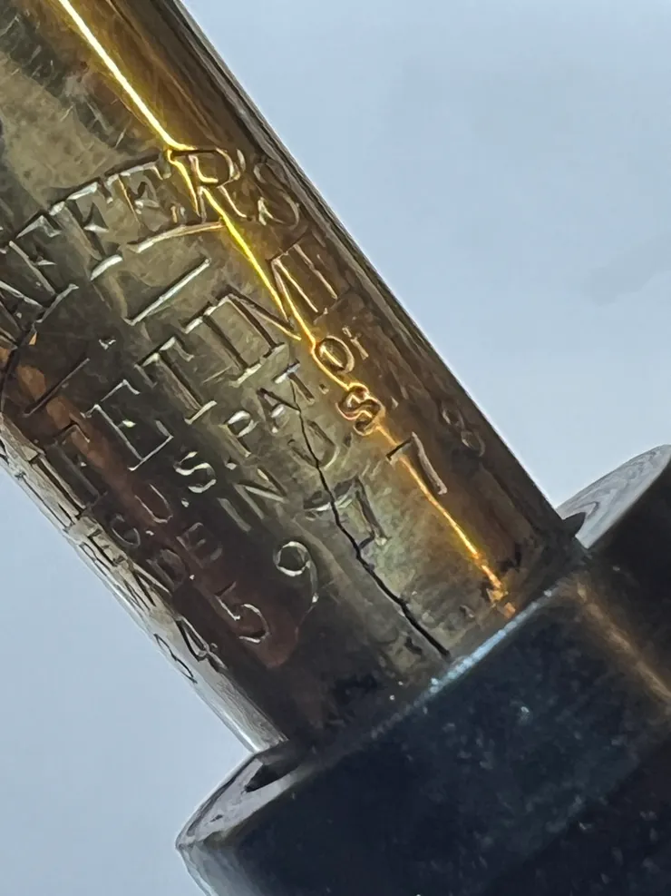 用高倍放大鏡才看得出來有裂