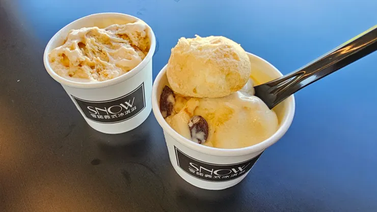 右邊的冰淇淋我們有加點泡芙!