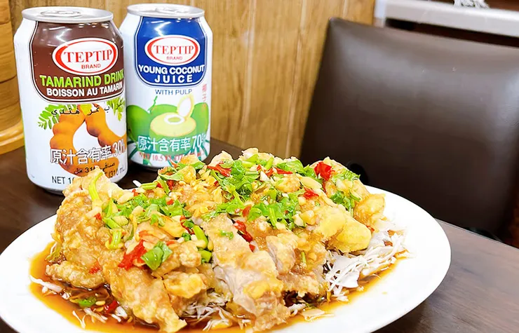夏天小館經典椒麻雞，特寫金黃酥脆的炸雞腿排，淋上蒜末辣椒酸辣醬汁