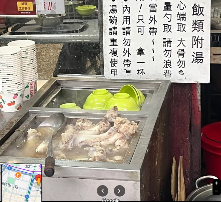 台北車站附近已歇業的鄭記豬腳飯,門口就擺著讓客人取用的小火久燉,濃郁的大骨湯