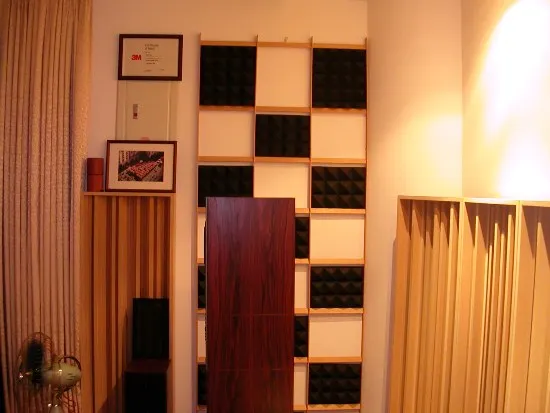 音響室一隅，自行 DIY 的吸音處理，格子中為金字塔形的吸音棉