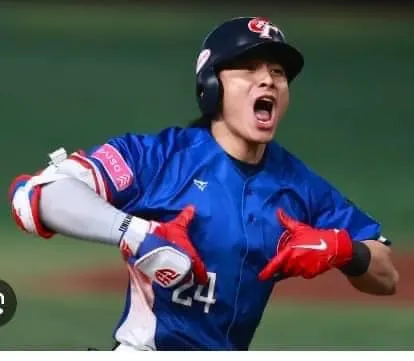 陳傑憲打出致勝三分全壘打，一邊跑一邊比這個象徵 Taiwan的手勢