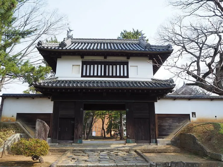 關東唯一現存本丸櫓門，是九萬五千石地位的歷史實證。