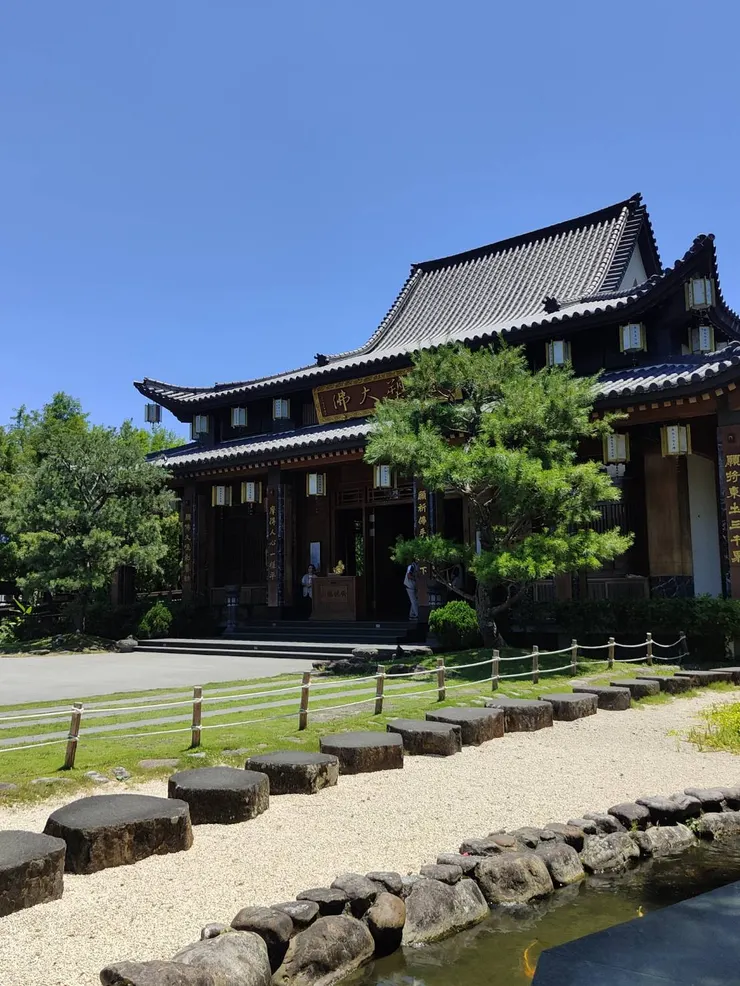 帶著東方禪風設計的主殿是入園最顯著的建築