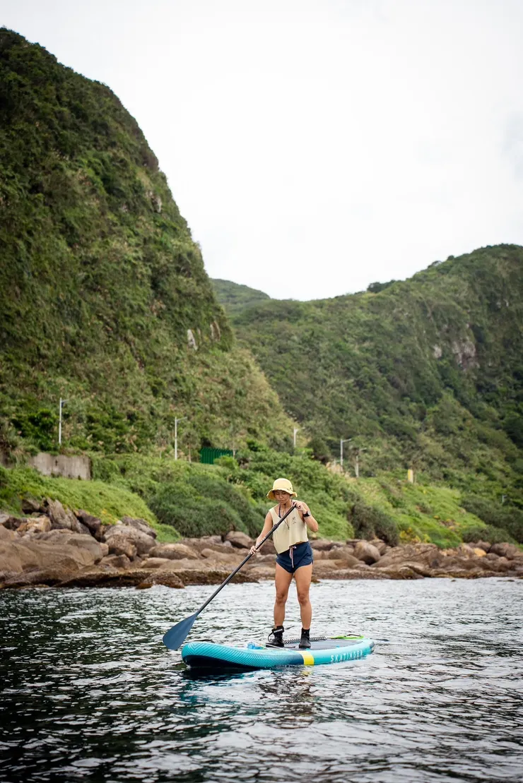 划SUP出海，可以享受山海環繞的美麗景色。Photo by 鯊福海洋工作室／@safe_freediving