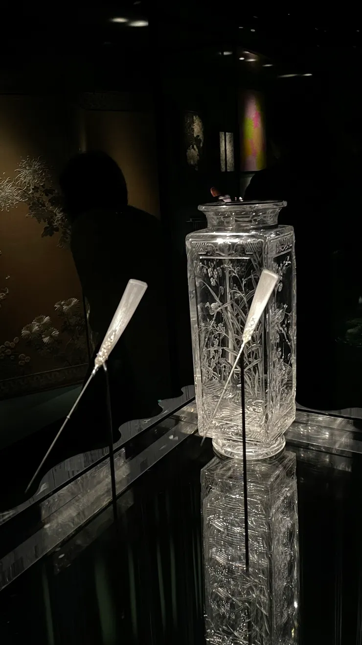 1925年的帽針，鉑金、白水晶和鑽石，我忍不住湊近看，這都可以殺人了，好鋒利啊