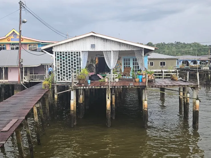水上村莊是汶萊這個國家的起點,現在全國還是有1/10人民住這~ (民宿外觀看起來不是巴里島的華麗渡假風😅)