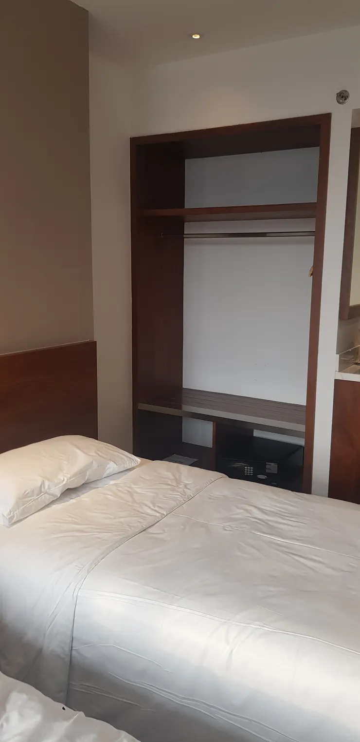 體貼的衣櫃,足夠讓兩個行李箱躺平打開的深度與寬度