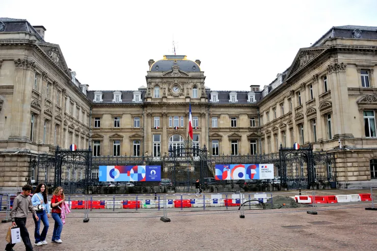 【再經過美術館依舊感到歡喜！美術館對面的里爾大區政府。】