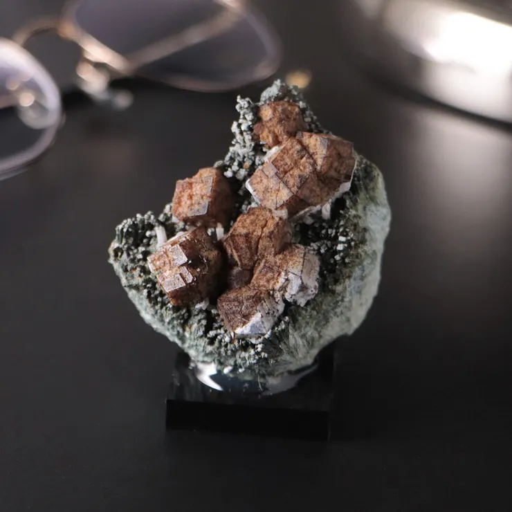 來自希臘塞里福斯島的停產希臘石榴石鈣鐵榴石