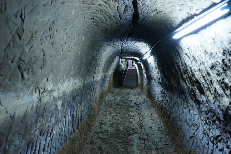 位於開天宮下方的瑠公圳引水石硿（圖片來源：文化部文化資產局）