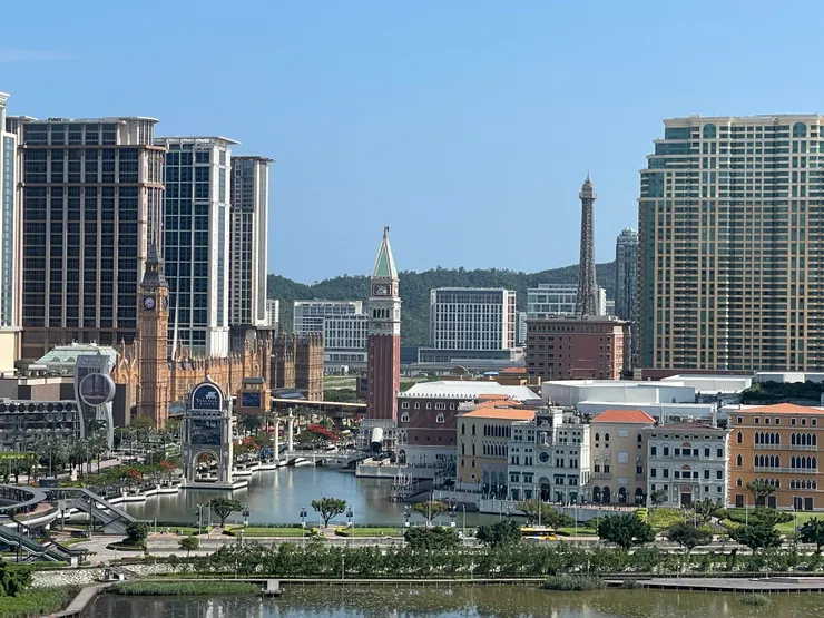 山坡上觀看市區一景，可見倫敦人酒店鐘樓。