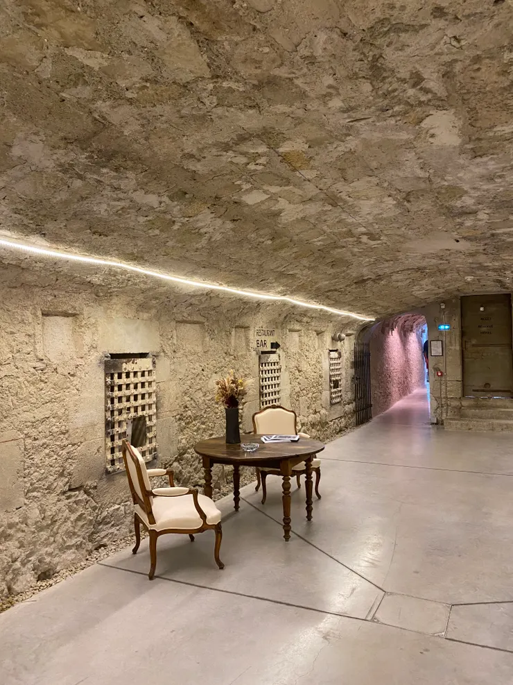 貝濟耶監獄小酒館一隅。（攝影／陳筱涵）