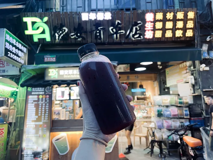 我自己會在德安青草店買洛神花茶