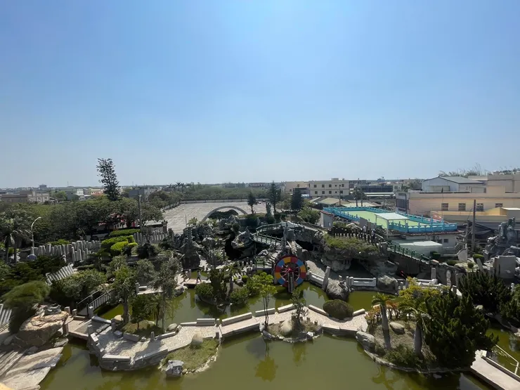 後面那片是停車場嗎？我好想把車停在那裡。