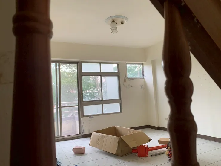 家裡沒有椅子，因此坐在樓梯間想像、紀錄感受