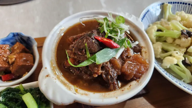 非常下飯的紅燒牛肉，唯一可惜的是白蘿蔔的皮沒有徹底去除，影響了口感。