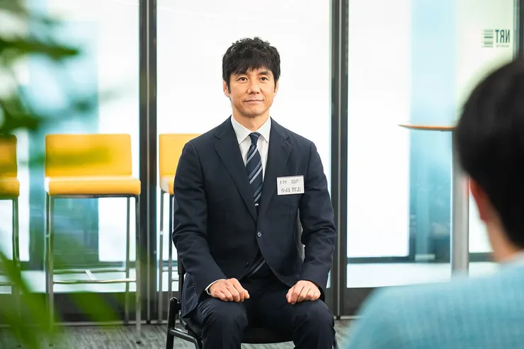 西島秀俊飾演48歲的前銀行經理，因中年轉職到Dream Pony公司面試，圖片來源：TBS電視台