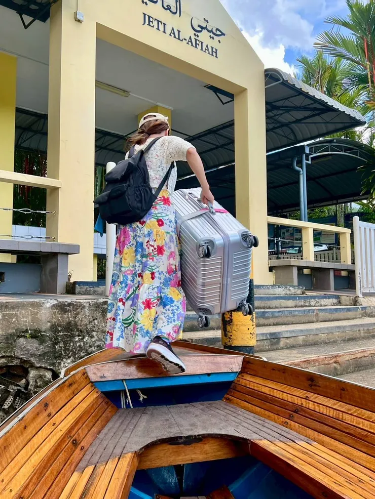 住水上的挑戰😂 (這不是我的...我的行李小多了!!)