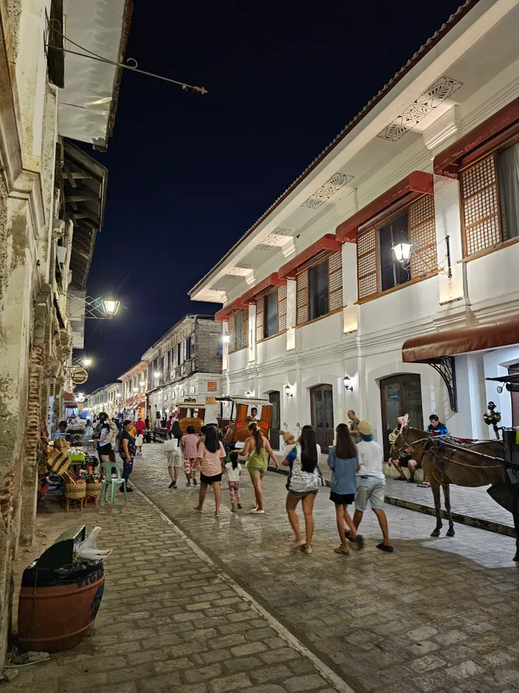 晚上逛街的人群