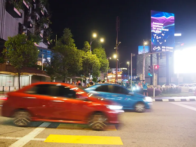 黃色斑馬線、紅色+寶藍色車，在晚上非常亮麗！