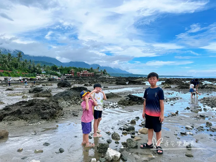 做鬼臉的小屁孩