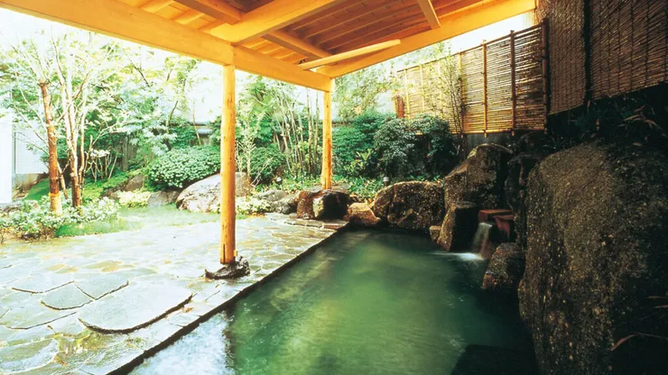 能在庭園裡泡湯，相當享受。