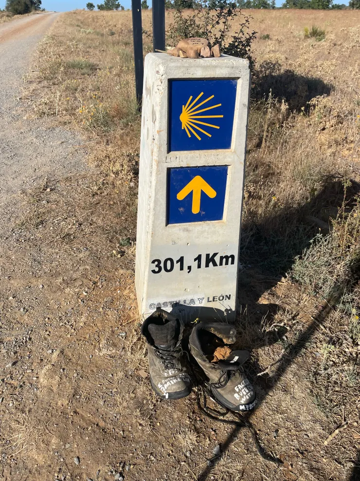 在路上很常看到被留下來的登山鞋或是行走鞋,也被當成精神指標的祝福鼓勵每個行走的人們