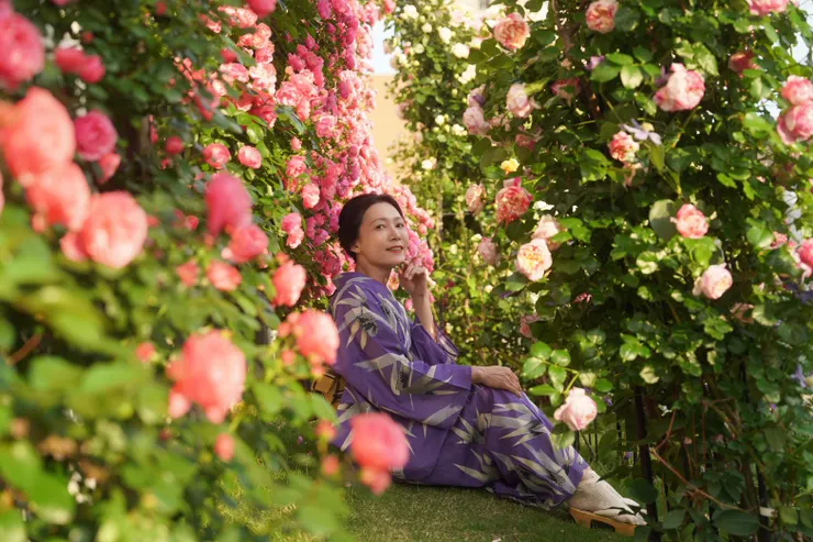 為了攝影，在自家門口種了玫瑰牆，這全是Yuu老師悉心照料的成果。想拍照？這款五月限定！（照片提供：Yuu）