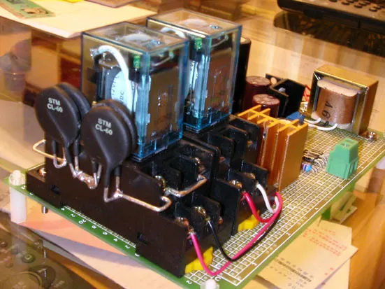 使用四顆 CL-60 熱敏電阻，每兩顆併聯後再串接在一起，這樣的作法目的在增加開機瞬間所承受的電流