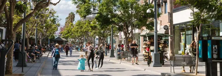 逛完海灘,可步行至旁邊的『Third Street Promenade』逛街購物。