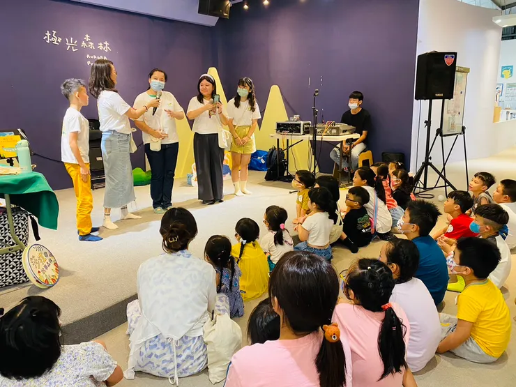 莎拉團隊介紹，中間的媽咪有座好吃健康的手工餅乾送給孩子們喔！