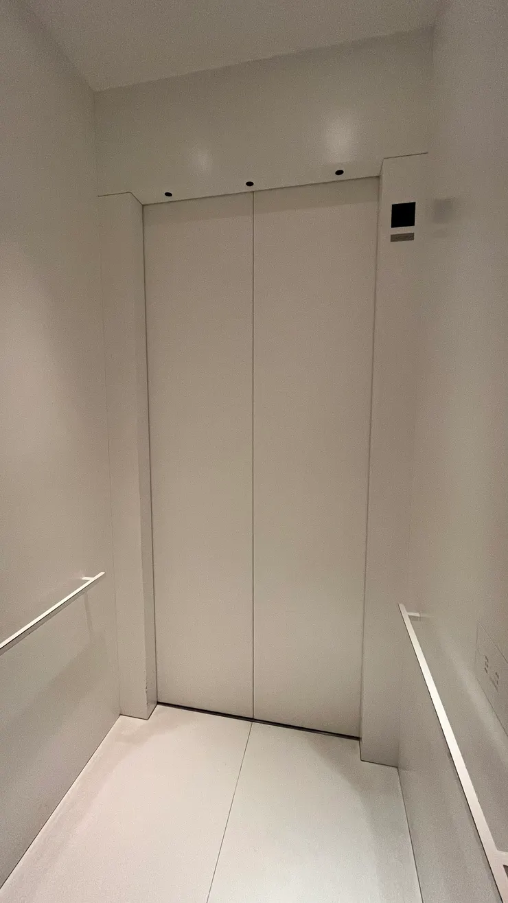 白色的電梯，好像要進入另一個空間。