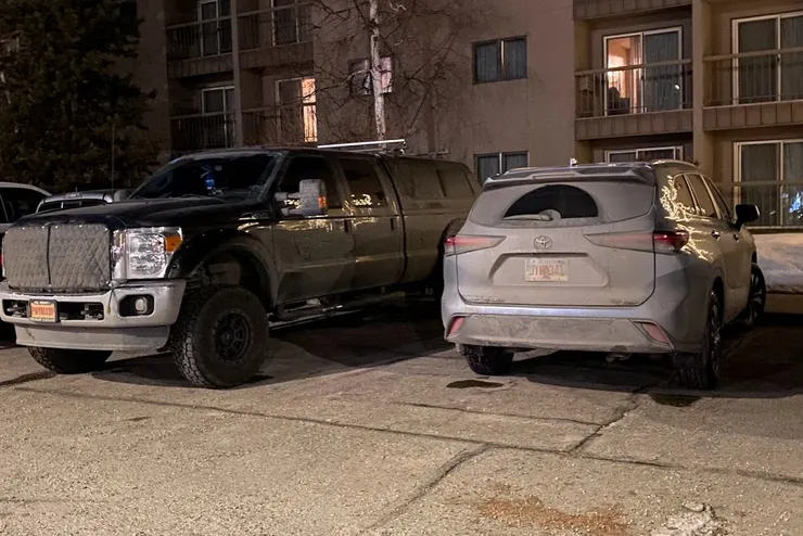 停車場裡的皮卡、SUV 排列整齊，有的沾滿灰、有的貼滿冰。晚上回到旅館後，我都會跑去停車場幫車車拍照。