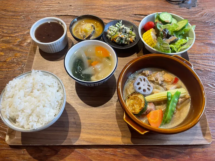 午餐時間一起去品嚐了美虹姐經營的穗穗念（圖為剝皮辣椒奶油雞）